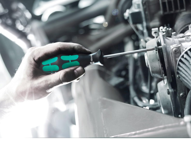 Kraftform Plus 335 Slotted Screwdriver, 5.5 mm Flat Head, 5-Inch Blade Length