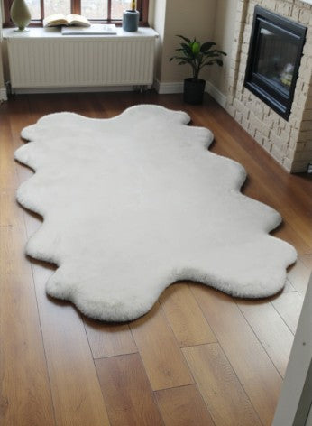 Luxury Faux Fur Quad Rug – Soft White – 3'7" × 5'10" - Yalz Store