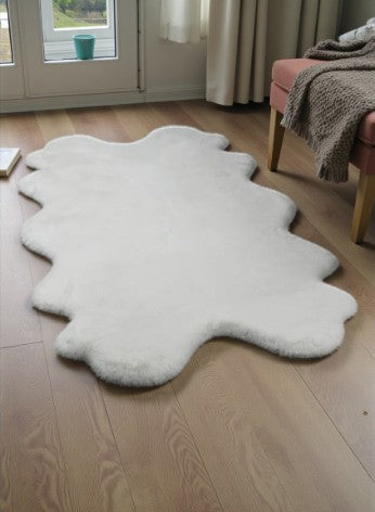 Luxury Faux Fur Quad Rug – Soft White – 3'7" × 5'10" - Yalz Store
